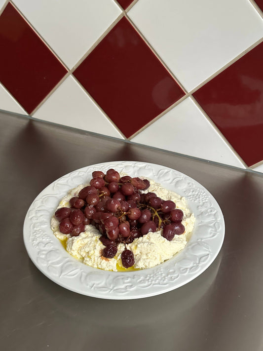 Itse tehty ricottajuusto ja paahdetut rypäleet