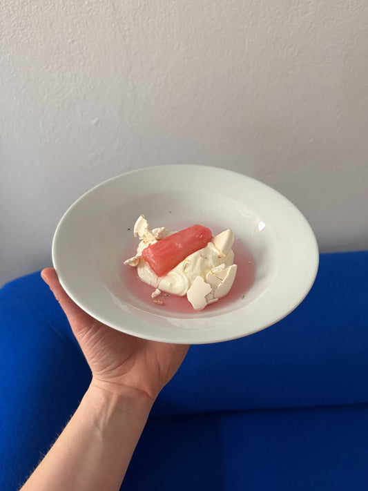 Haudutettua raparperia, ruusukermaa ja marenkia